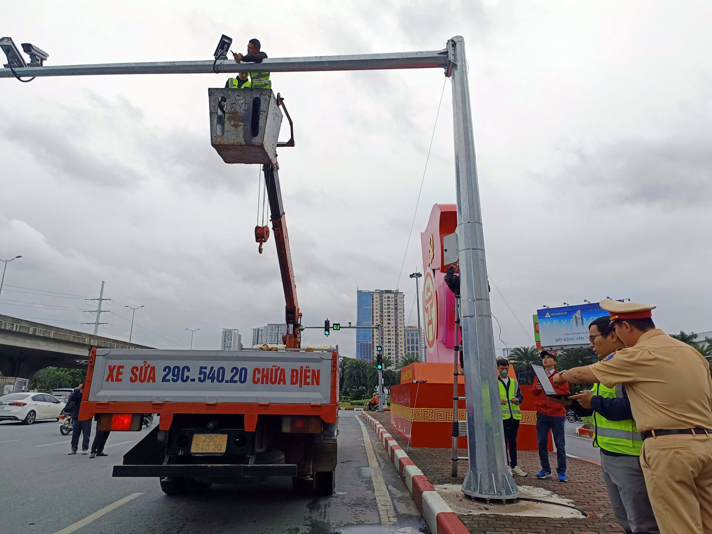 Những tính năng ‘ưu việt’ của hơn 1.800 camera AI ở Hà Nội sắp đi vào hoạt động- Ảnh 4. Nhà thầu thi công dự án phối hợp với cán bộ CSGT kiểm tra hệ thống camera.