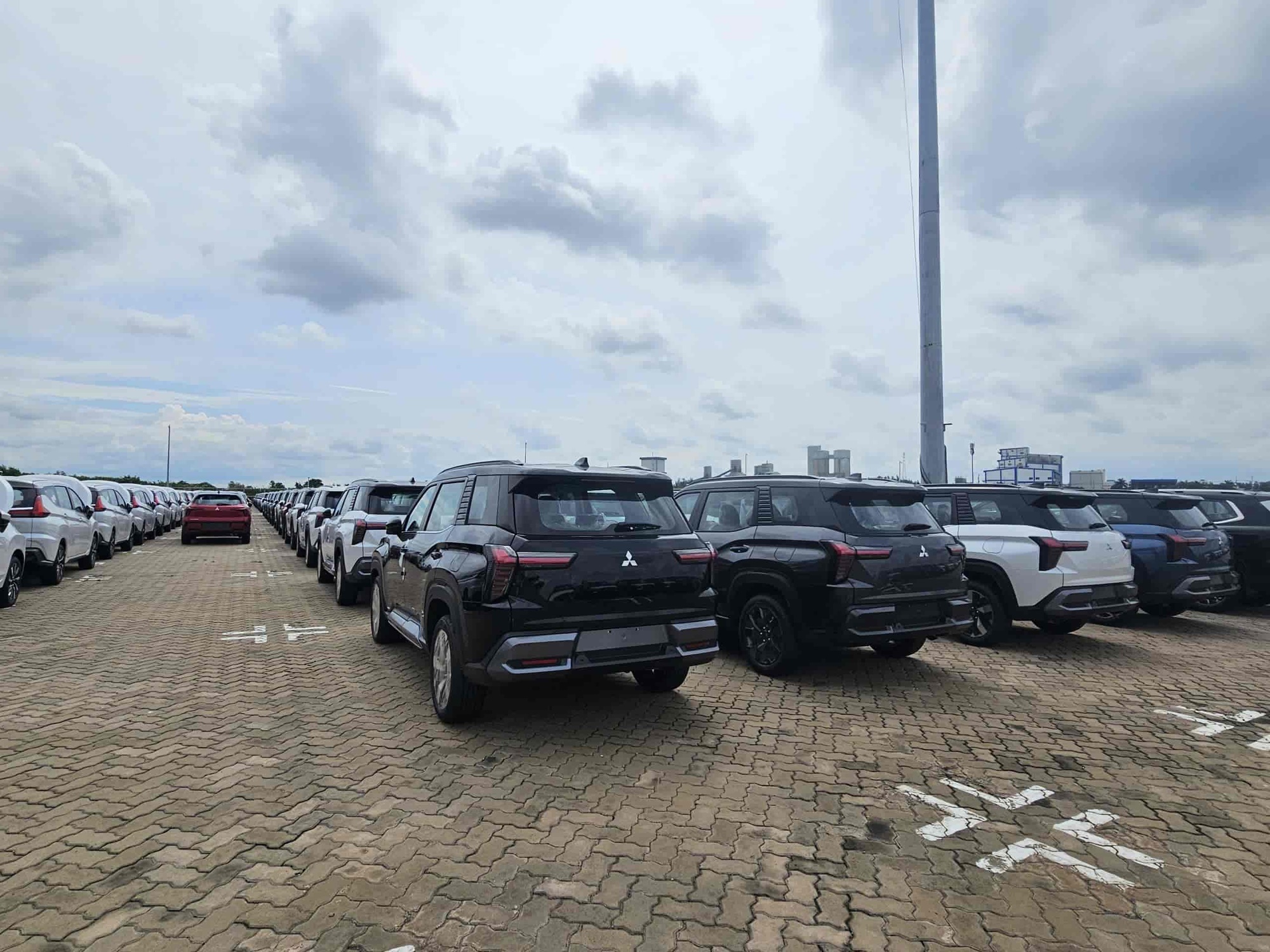 Lô xe Mitsubishi Destinator đầu tiên về Việt Nam