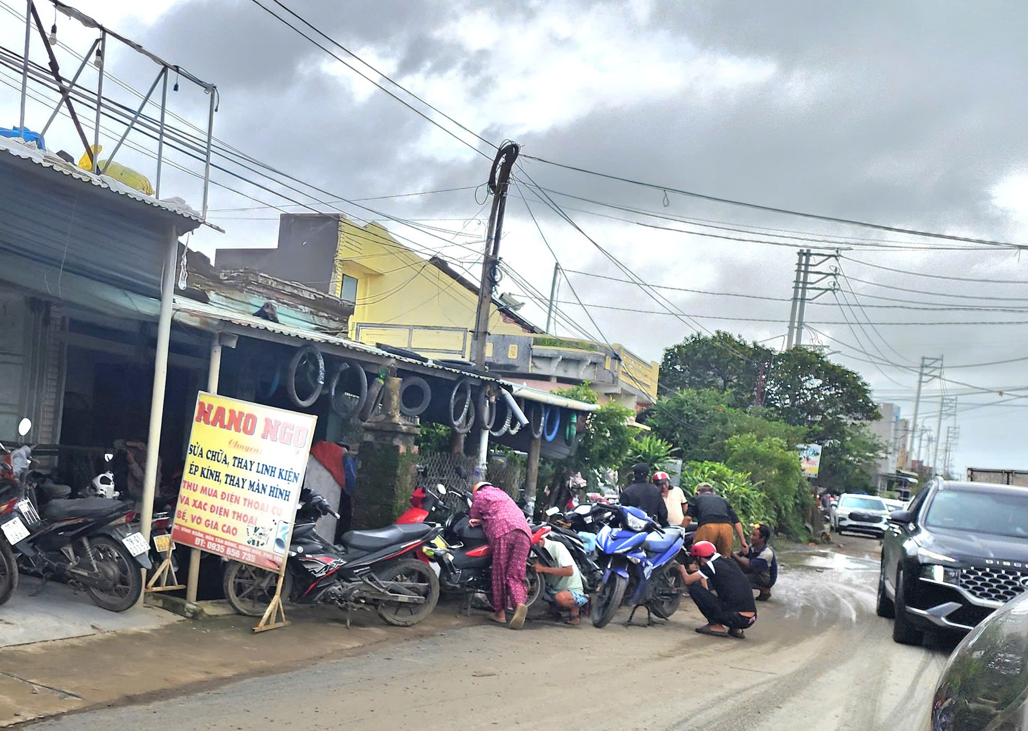 Cảnh người dân Đắk Lắk ùn ùn đi sửa xe sau lũ dữ- Ảnh 3. Người dân tập trung đông tại cửa hàng sửa xe
