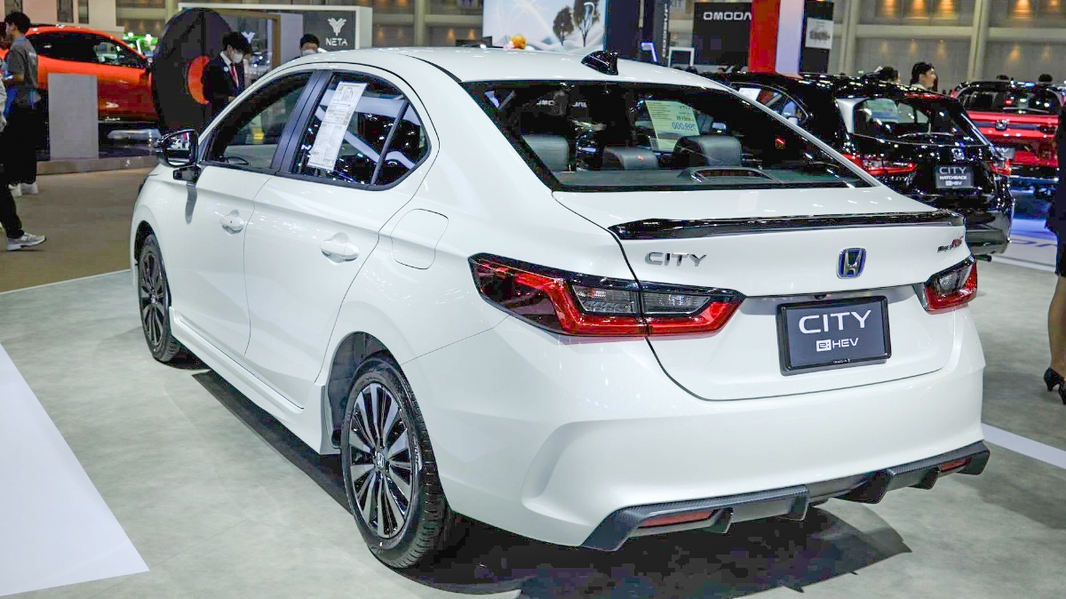 Honda City e:HEV RS bán tại Thái Lan Honda City phiên bản hybrid ở Thái Lan với logo xanh dương