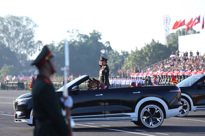 Lần đầu xe Việt được dùng trong sự kiện quốc gia nước ngoài Xe điện Việt sử dụng trong sự kiện tầm cỡ quốc gia ở Lào