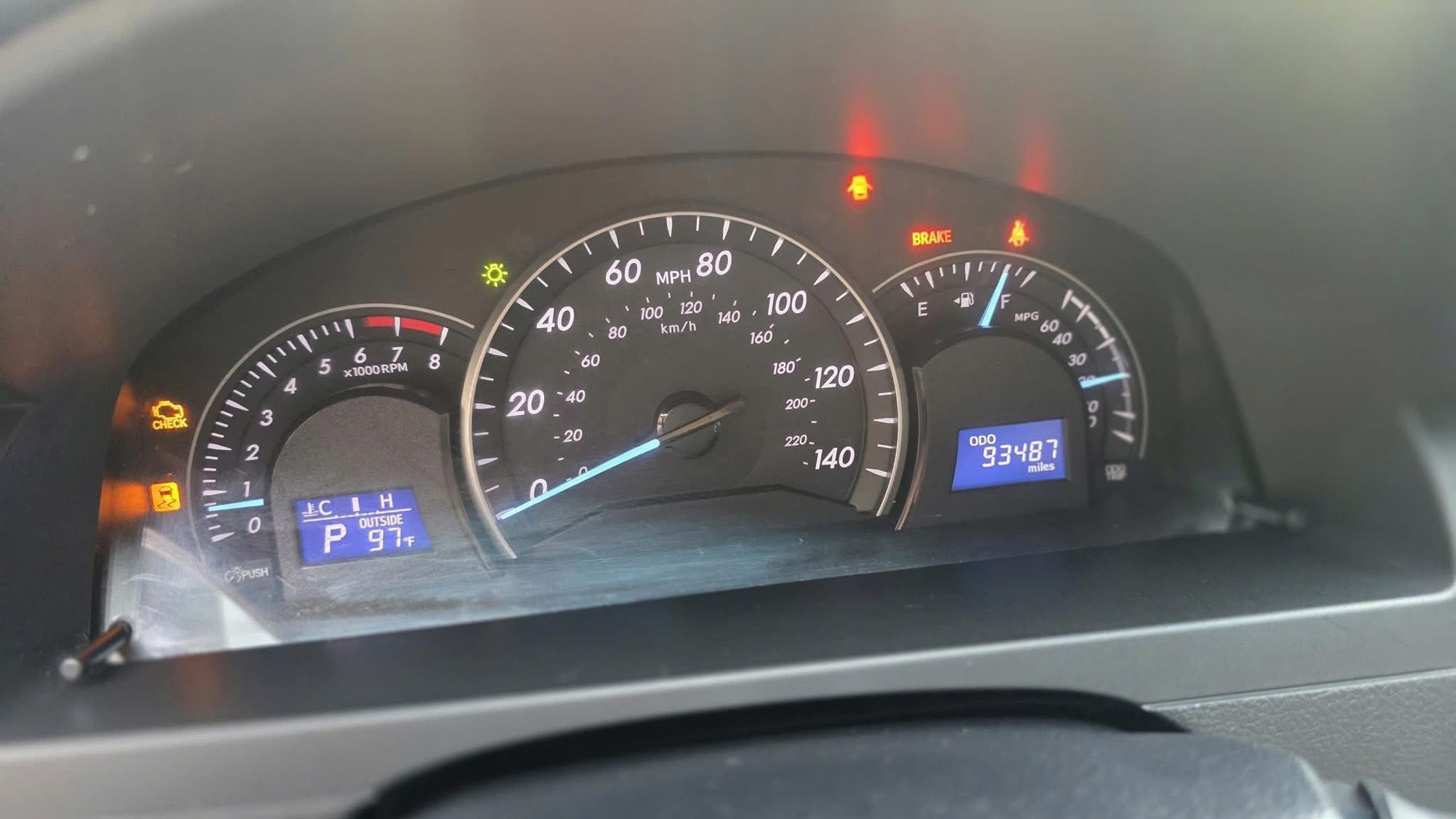 Toyota Camry đời 2013 đã qua sử dụng tại Việt Nam Sự lựa chọn khi ngân sách tương đương City mới full option