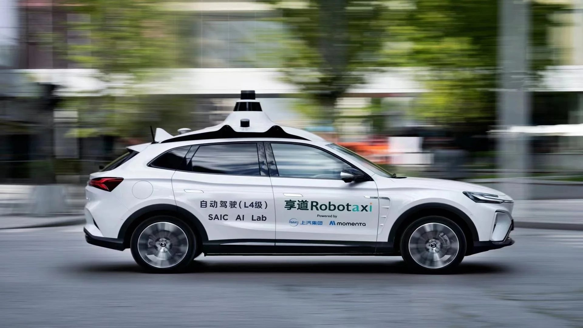 Robotaxi trên đường phố