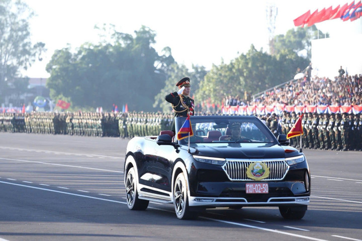 Xe tiêu binh VF 9 tại lễ diễu binh Lào Xe tiêu binh dẫn đầu đoàn lực lượng vũ trang