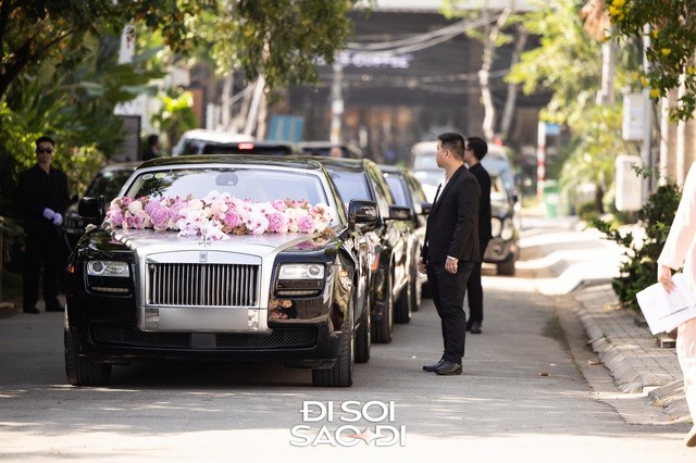 Rolls-Royce Ghost Series II màu đen sang trọng Xe Rolls-Royce Ghost Series II màu đen trang trí hoa tông sang trọng