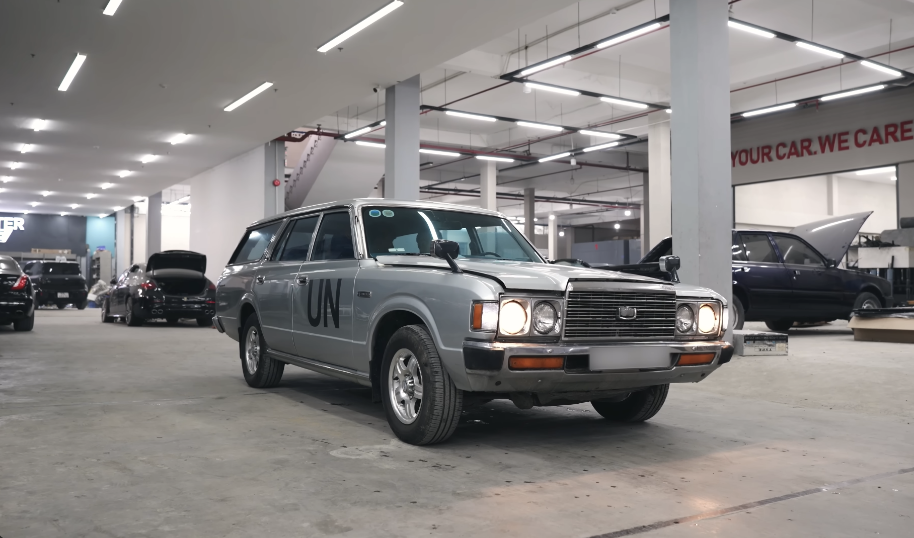 Toyota Crown Wagon 1978 sau khi trùng tu Ngoại thất xe Toyota Crown màu đen bóng