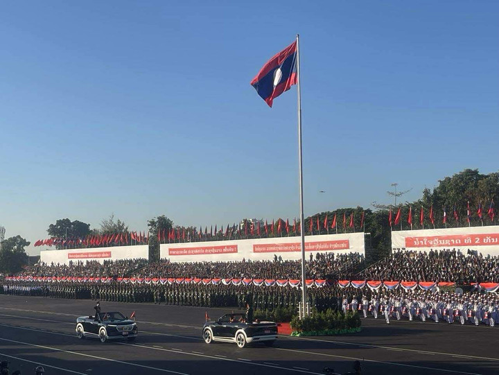 Xe điện Việt tại lễ kỷ niệm Quốc khánh Lào Những chiếc xe điện Việt tại lễ kỷ niệm