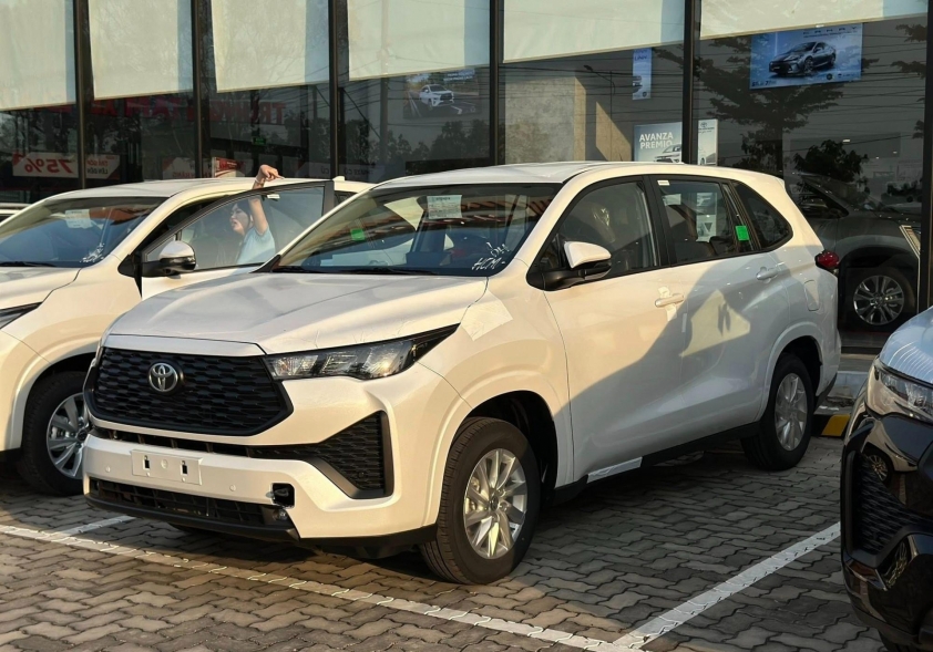 Toyota Innova Cross 1 Ngoại thất Toyota Innova Cross 2.0G bản tiêu chuẩn