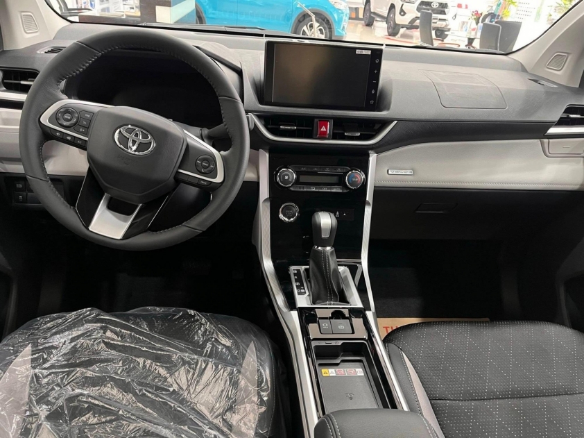 Khoang lái và bảng điều khiển Toyota Veloz Cross