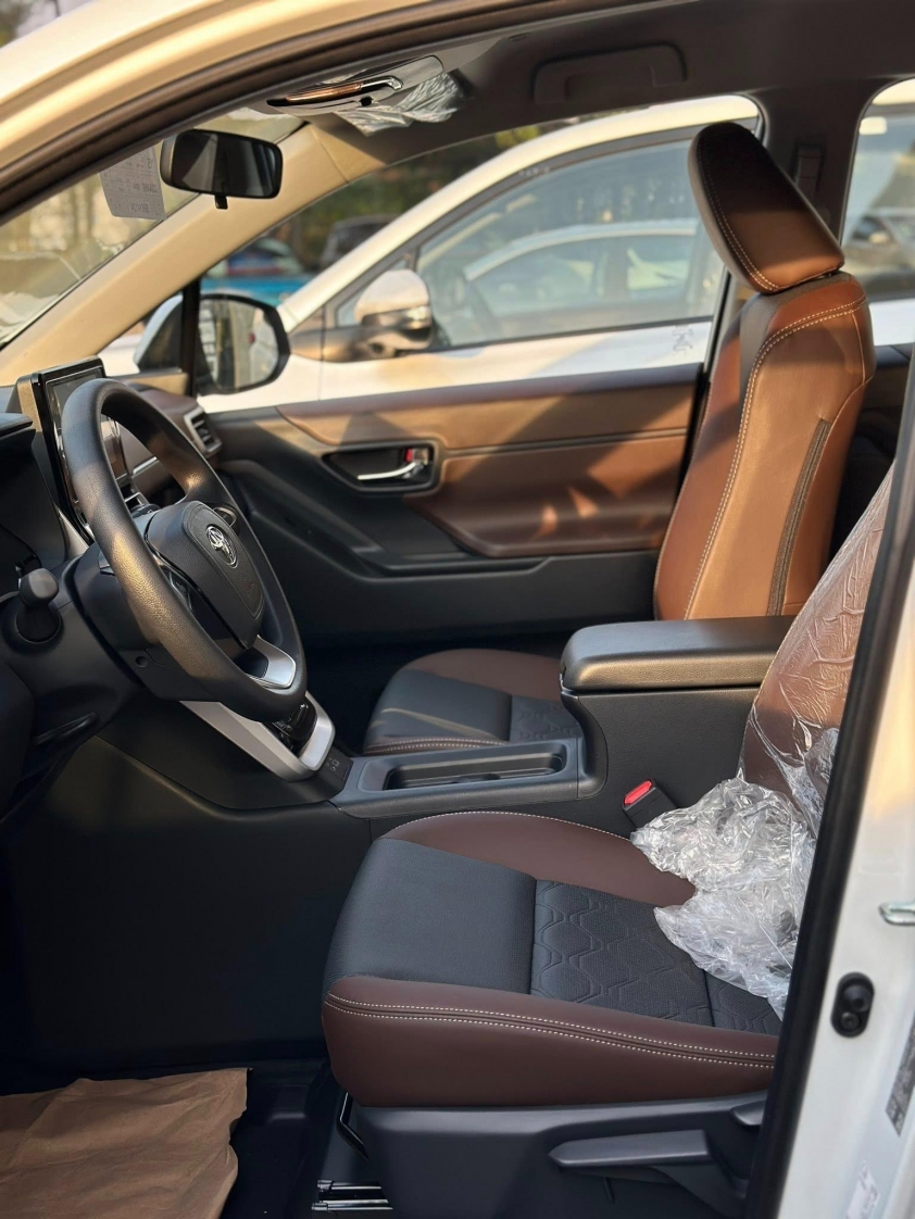 Toyota Innova Cross 2 Nội thất Toyota Innova Cross 2.0G bản tiêu chuẩn